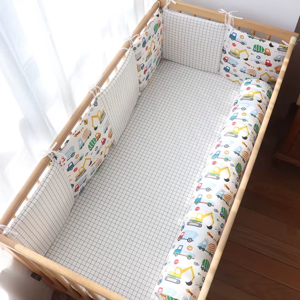 Tour de lit bébé garçon ensemble 6 ou 7 pièces installé dans un lit bébé