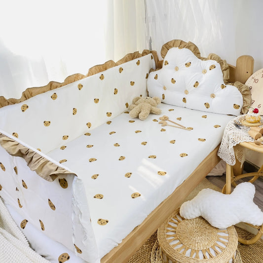Tour de lit bébé motif ourson beige et bordure froncée – coton doux 5 pièces Spot Bébé