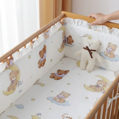 Tour de lit bébé ourson main qui tient le berceau bois détail ambiance
