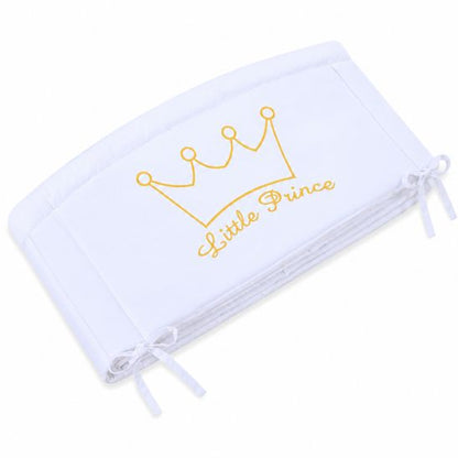 Détail de la broderie couronne dorée du tour de lit bébé Petit Prince blanc