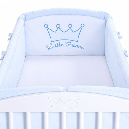 Tour de lit bébé Petit Prince bleu ciel installé dans un lit à barreaux blanc