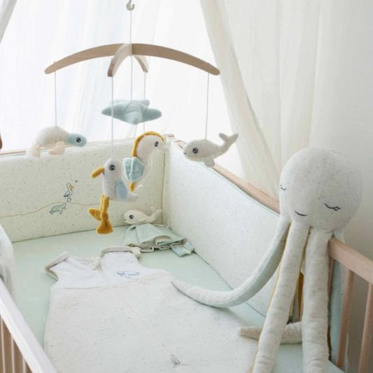 Tour de lit bébé réversible vert d’eau et beige, cocon moelleux pour nuits paisibles