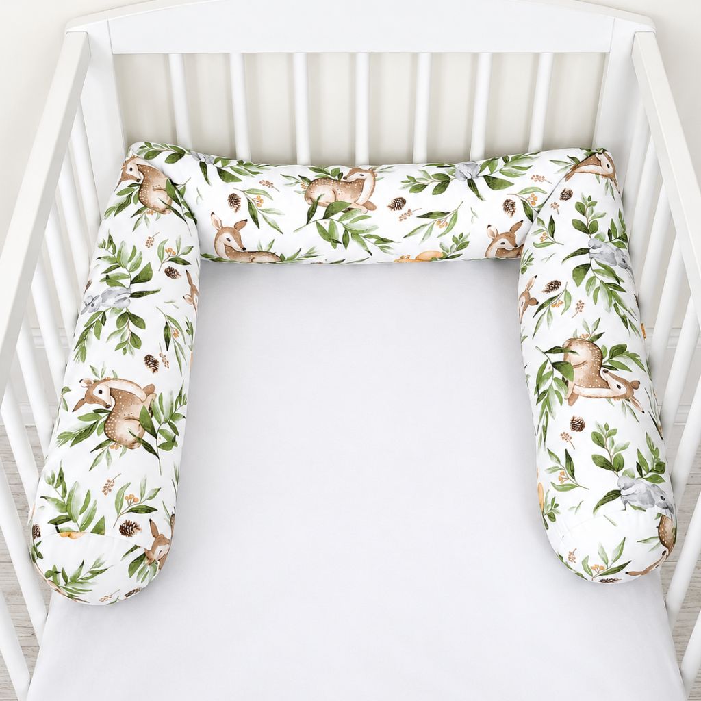 Tour de lit boudin Clairière installé en U dans un lit bébé blanc