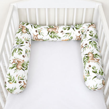 Tour de lit boudin Clairière installé en U dans un lit bébé blanc