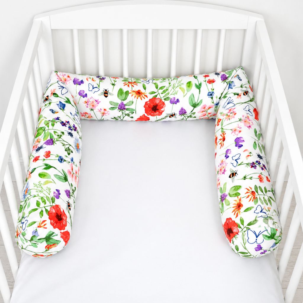 Tour de lit boudin Coquelicot installé en U dans un lit bébé blanc
