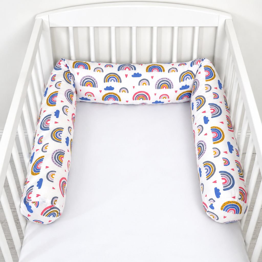 Tour de lit boudin garçon Arc-en-Ciel installé en U dans un lit bébé blanc