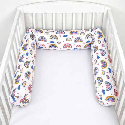 Tour de lit boudin garçon Arc-en-Ciel installé en U dans un lit bébé blanc