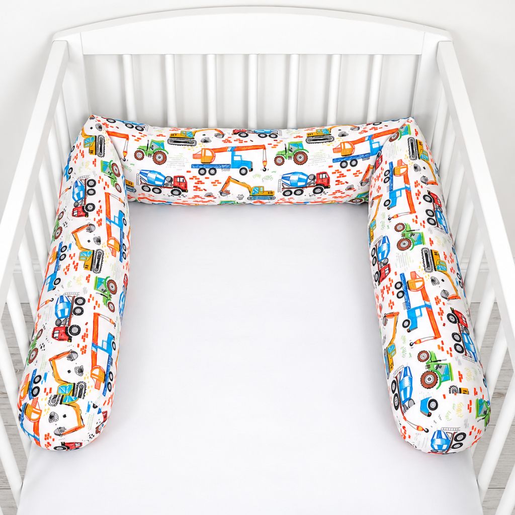 Tour de lit boudin garçon Chantier installé en U dans un lit bébé blanc