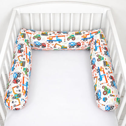 Tour de lit boudin garçon Chantier installé en U dans un lit bébé blanc
