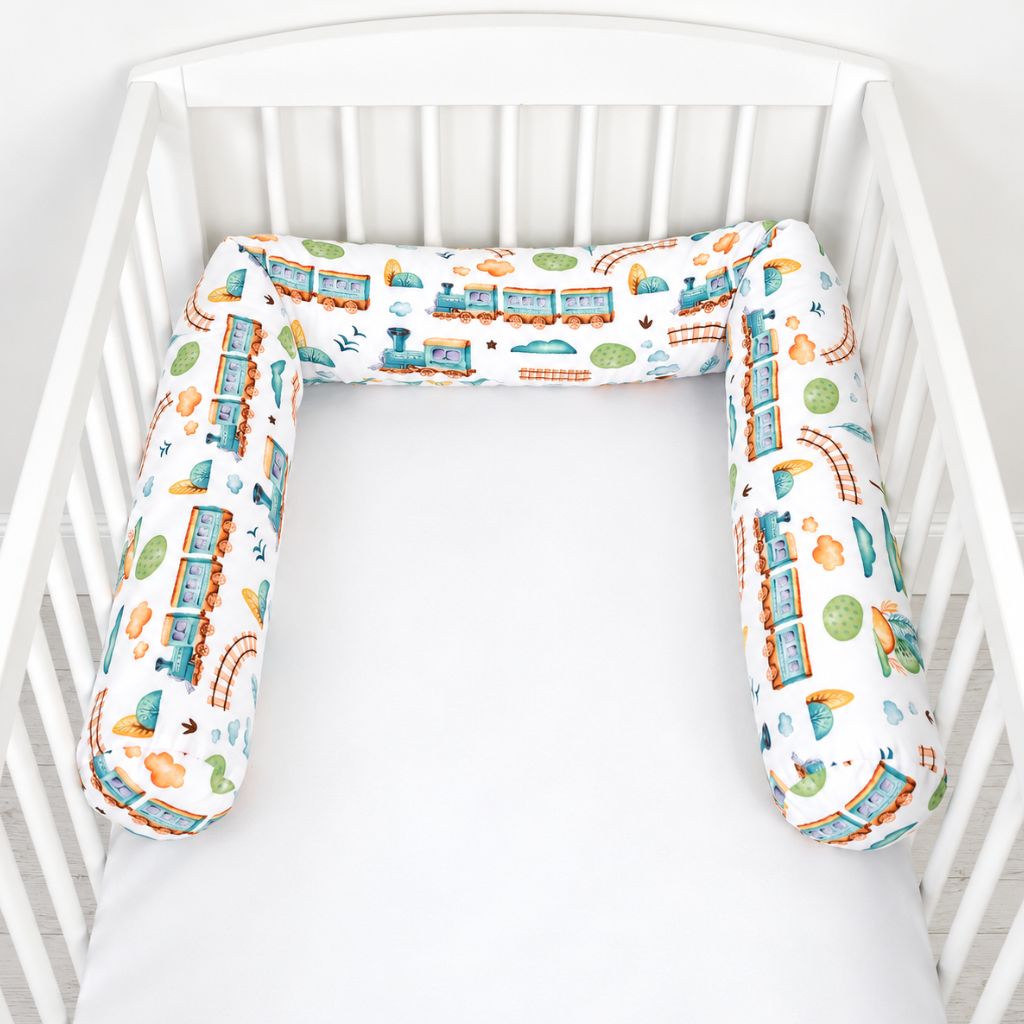 Tour de lit boudin garçon Petit Train installé en U dans un lit bébé blanc