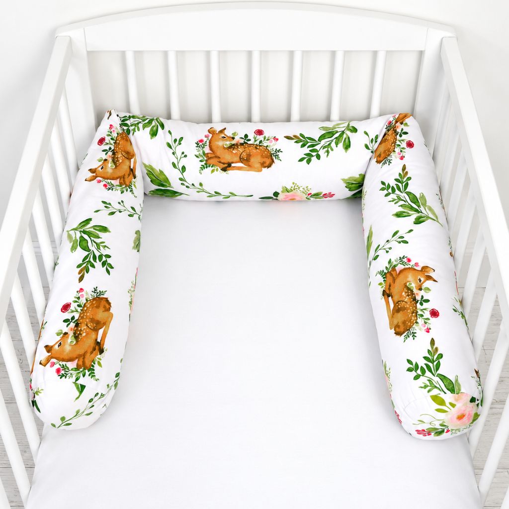 Tour de lit boudin Petit Faon installé en U dans un lit bébé blanc