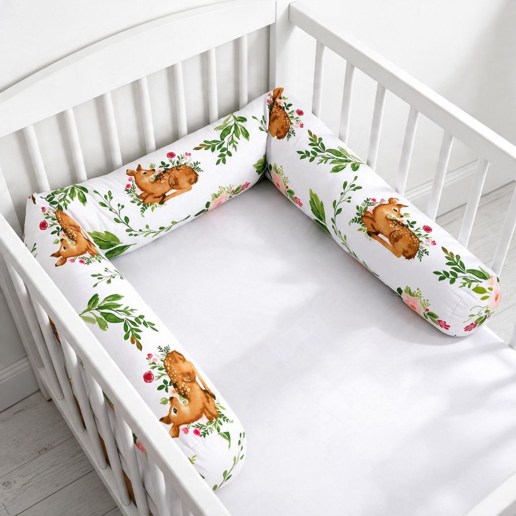 Tour de lit boudin Petit Faon vu de biais dans un lit bébé