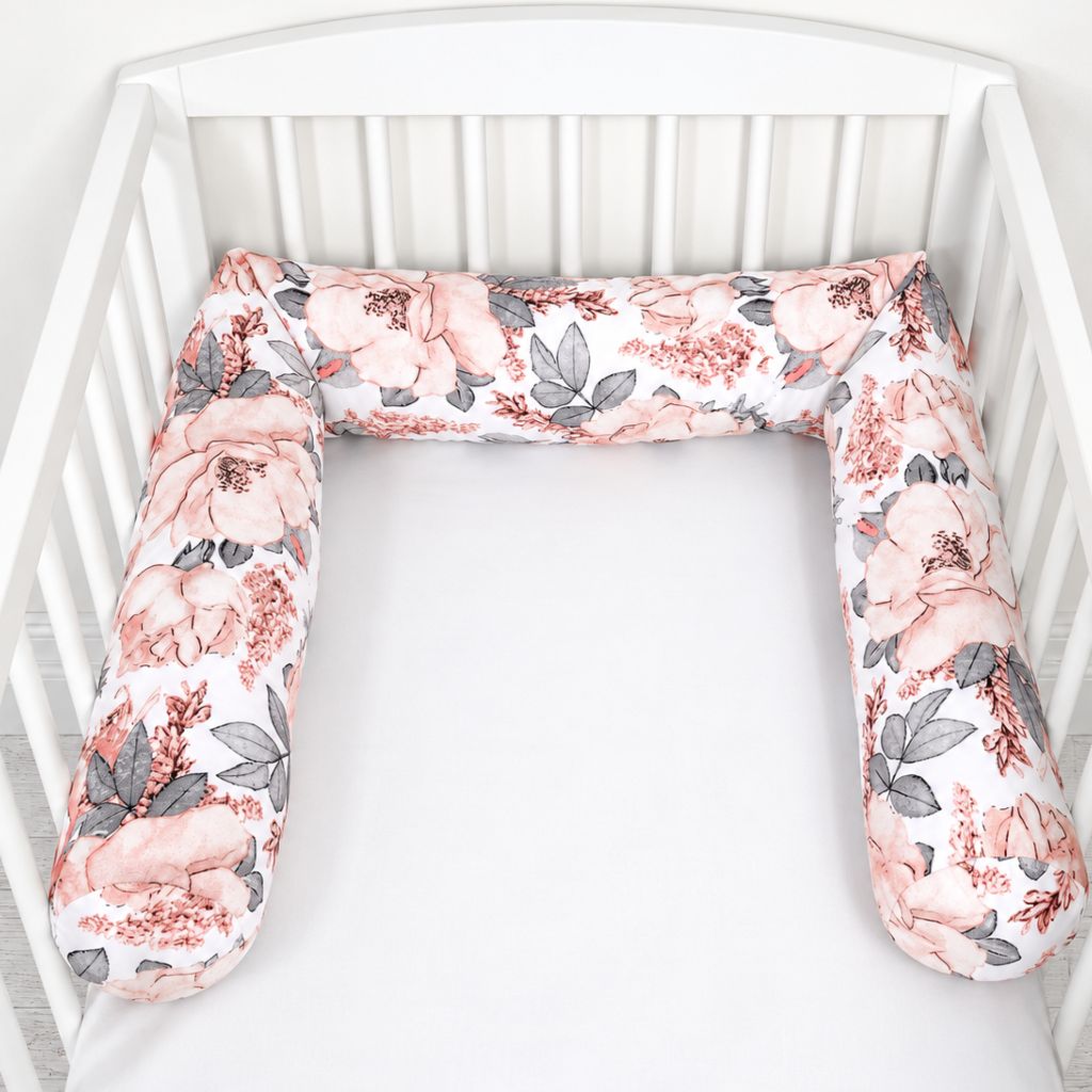 Tour de lit boudin Pivoine installé en U dans un lit bébé blanc