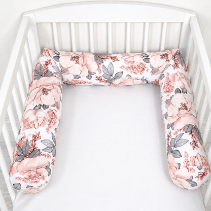 Tour de lit boudin Pivoine installé en U dans un lit bébé blanc