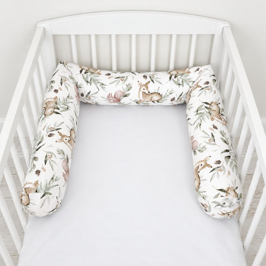 Tour de lit boudin Sous-Bois installé en U dans un lit bébé blanc