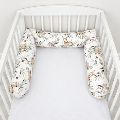 Tour de lit boudin Sous-Bois installé en U dans un lit bébé blanc