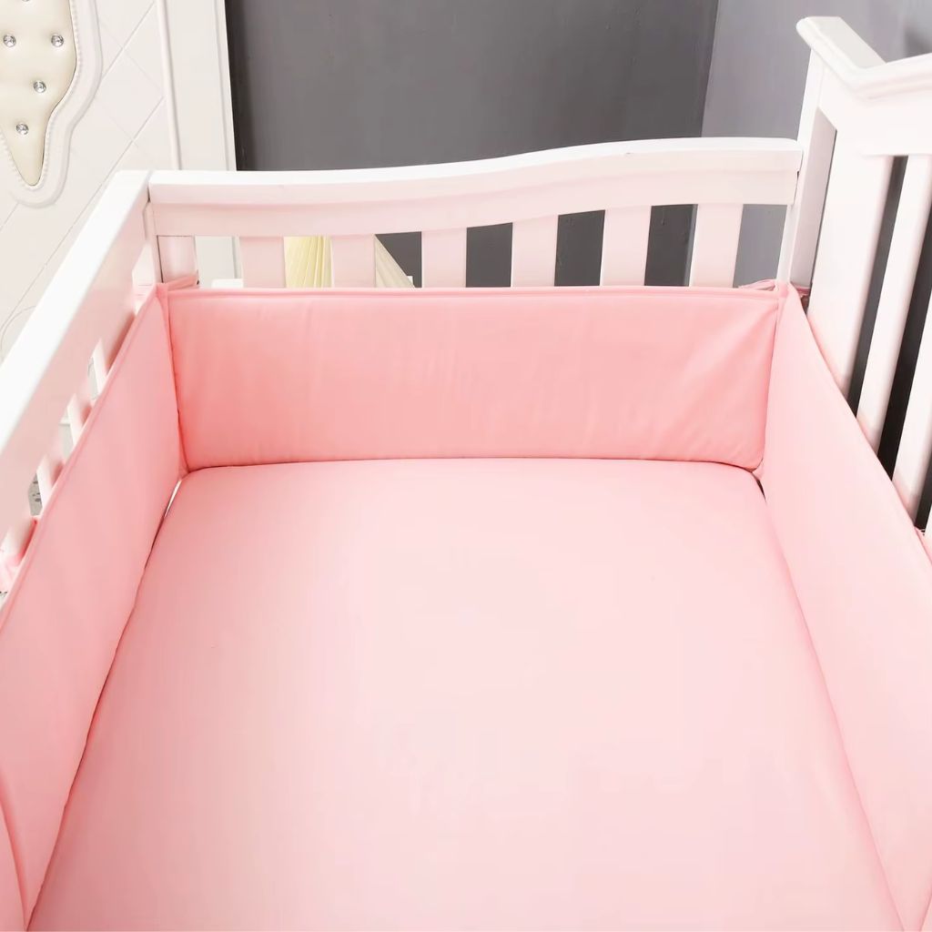 Tour de lit coton rose pour bébé fille dans berceau blanc – Spot Bébé