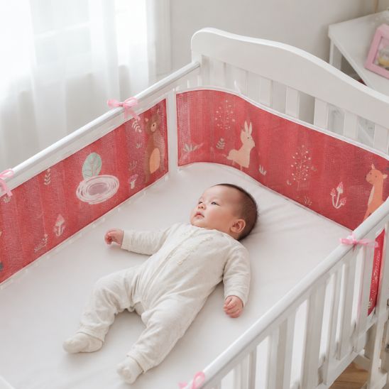 Tour de lit maille respirante forêt rose bébé allongé dans son berceau