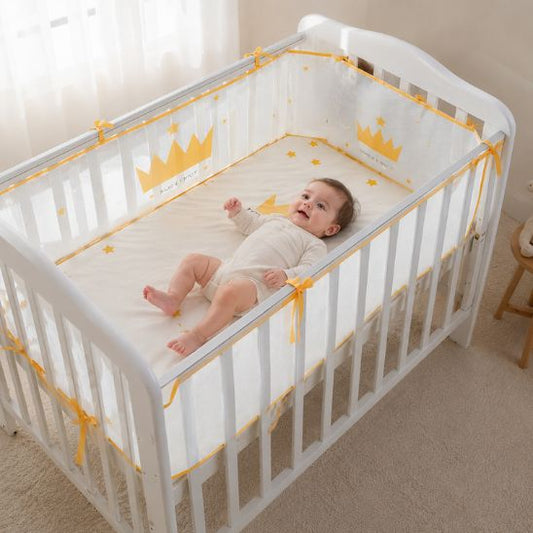 Tour de lit maille respirante couronne dorée bébé souriant dans son lit