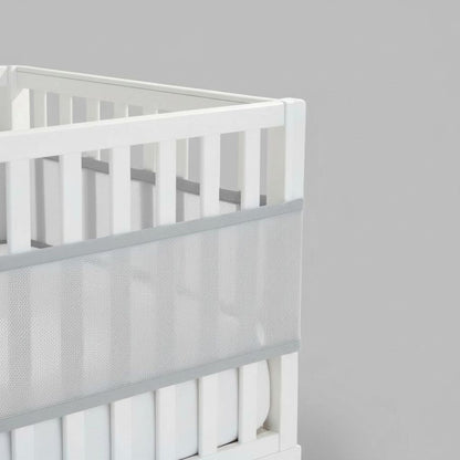 Tour de lit bébé en maille aérée grise facile à installer sur lit à barreaux