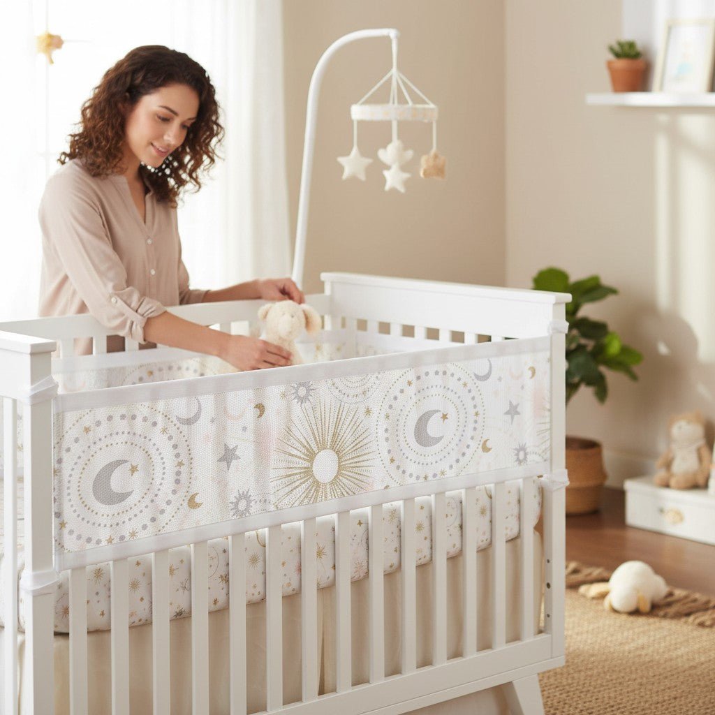 Tour de lit respirant anti-choc motif astral, confort et sécurité pour bébé.