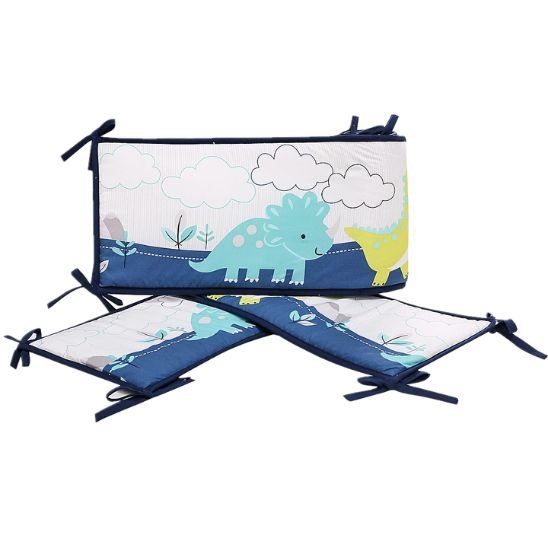Tour de lit respirant dinosaure 4 pièces posé sur fond blanc bleu et vert