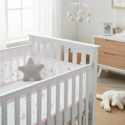 Tour de lit bébé en maille aérée rose favorisant la circulation de l’air