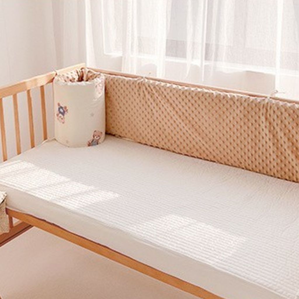 Tour de lit securitaire motif ourson et étoiles pour chambre bébé douce