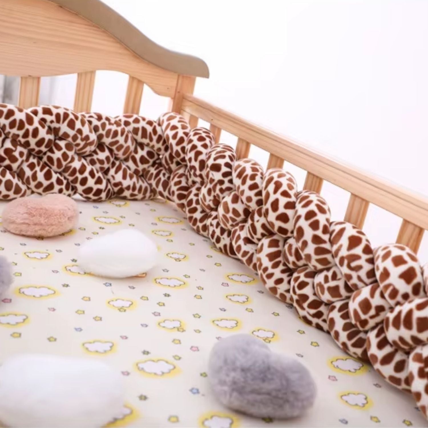 Tresse de lit bébé 4 brins girafe installée dans un berceau blanc