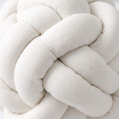 Gros plan nœud tresse de lit bébé blanche 3 brins coton texturé couture main