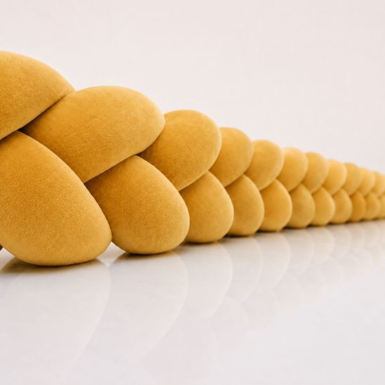 Tresse de lit bébé moutarde présentée en longueur