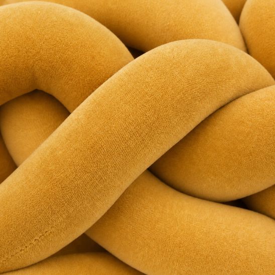 Tresse de lit bébé moutarde, gros plan sur un nœud du tressage en velours