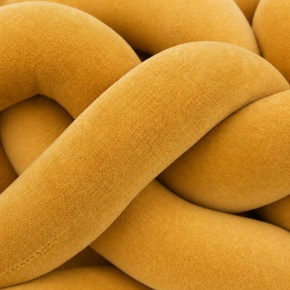 Tresse de lit bébé moutarde, gros plan sur un nœud du tressage en velours