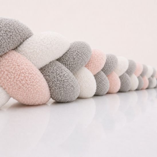 Tresse de lit bébé multicolore rose, gris et blanc présentée en longueur