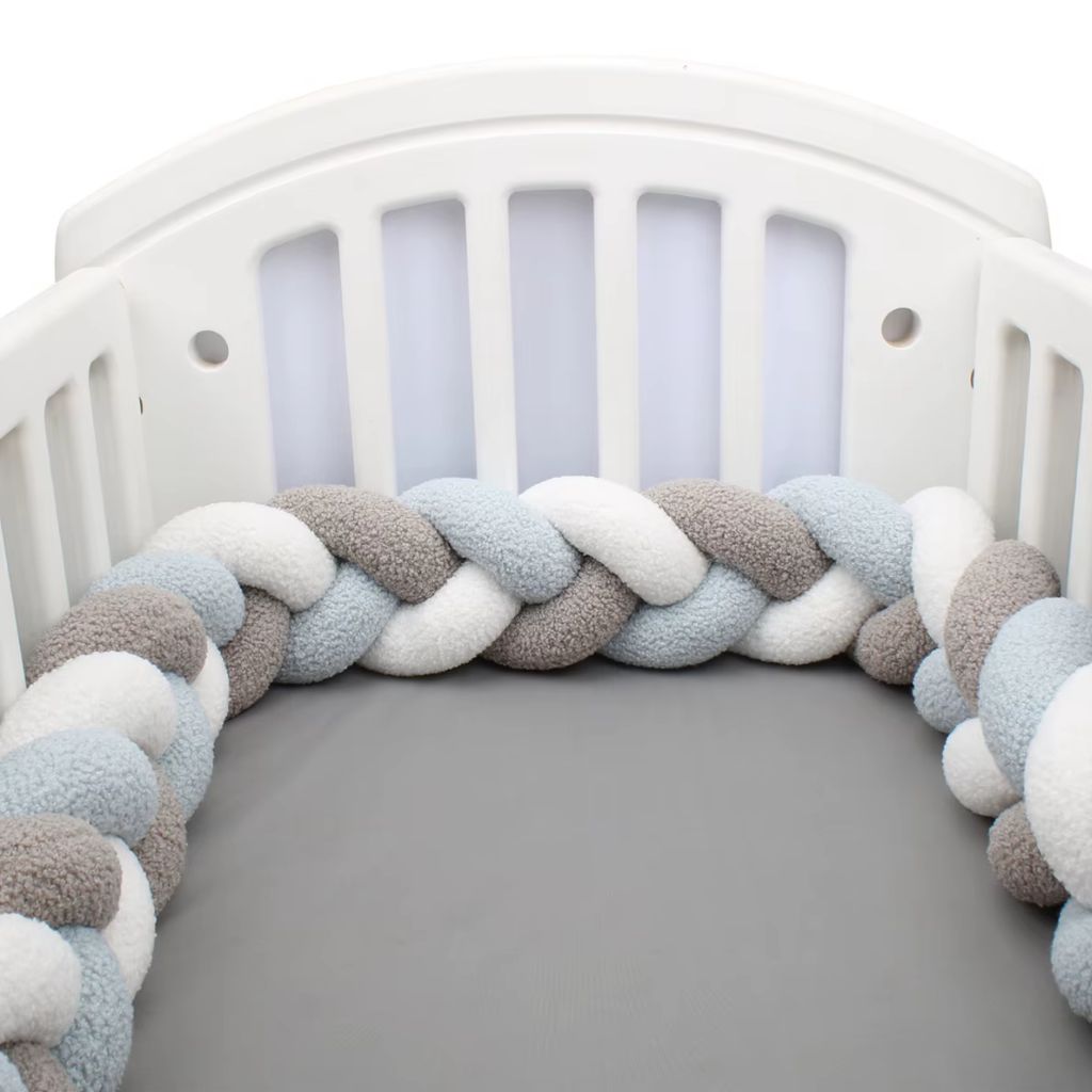 tresse de lit bébé pastel vert sauge gris et blanc vue de face