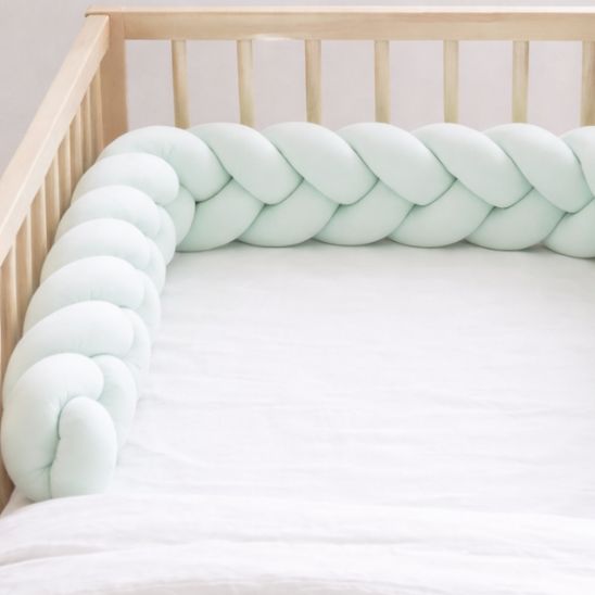 Tresse de lit bébé tressée vert d'eau installation angle coin lit barreaux chambre bébé