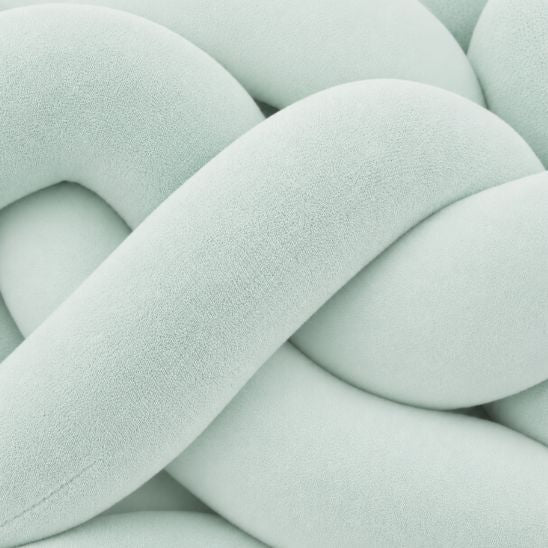 Tresse de lit bébé vert d'eau, gros plan sur un nœud du tressage en velours
