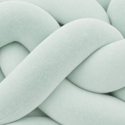 Tresse de lit bébé vert d'eau, gros plan sur un nœud du tressage en velours