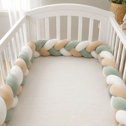 tresse de lit bébé velours vert sauge beige et blanc détail texture