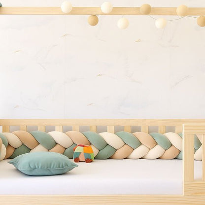 Tour de lit tressé bébé en couleurs vert sauge, beige et blanc, modèle 3 brins doux et décoratif