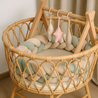 Tresse de lit bébé 3 brins vert sauge, blanc et beige pour amortir les chocs contre les barreaux