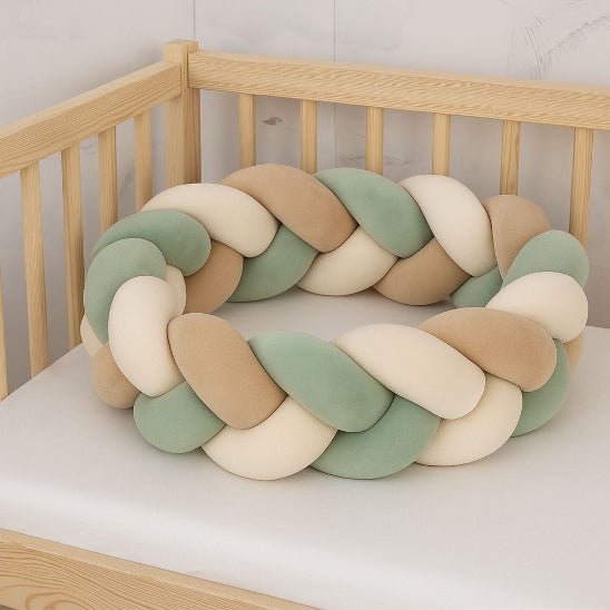 Tour de lit bébé tressé 3 brins vert sauge avec blanc et beige pour sécurité et douceur
