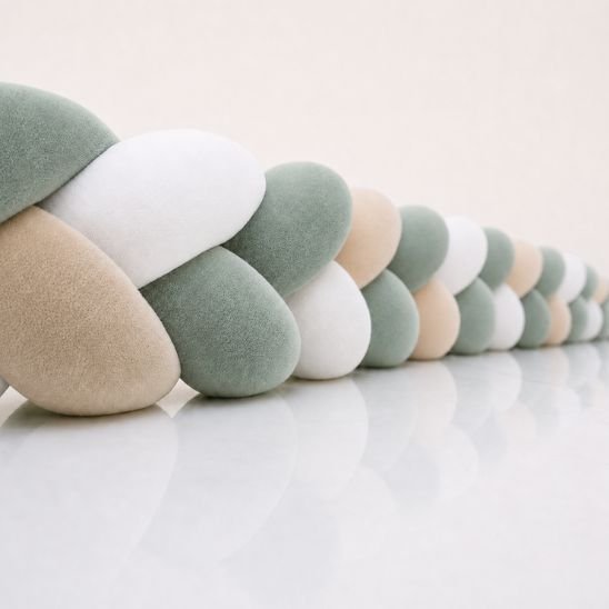 Tresse de lit bébé vert sauge, beige et blanc présentée en longueur sur fond blanc