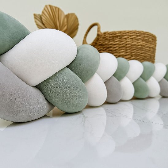 Tour de lit bébé tressé vert sauge, gris et blanc pour lit à barreaux