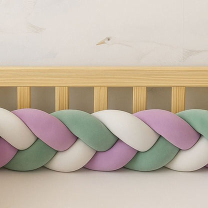 Tresse de lit bébé vert sauge, lila et blanc utilisée comme barrière de protection