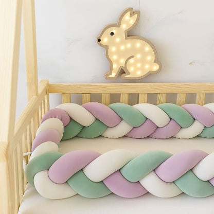 Tour de lit bébé tressé vert sauge, lila et blanc, modèle 3 brins doux et sécurisant