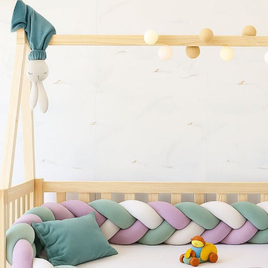 Tour de lit tressé bébé vert sauge, blanc et lila en tissu velours doux