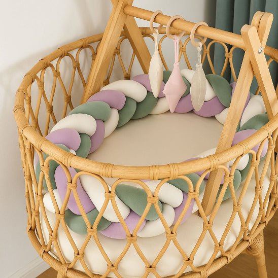 Tour de lit bébé cocon vert sauge, lila et blanc 3 brins pour protéger des barreaux