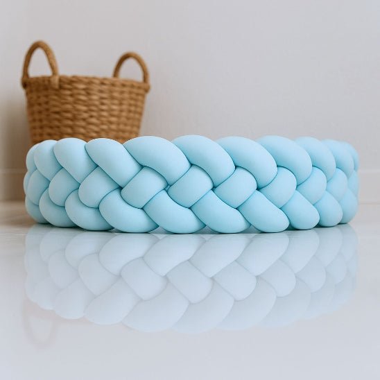 Tour de lit tressé bleu – accessoire naissance pratique et élégant
