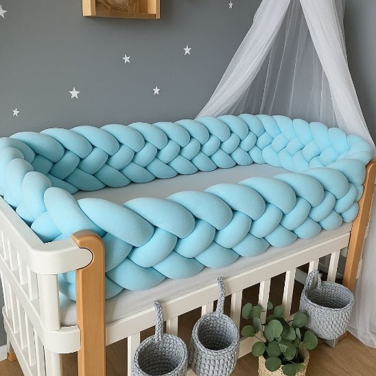 Tresse de lit bleu azur – design scandinave pour chambre bébé